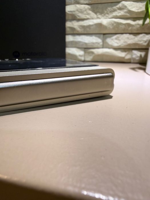 Motorola razr50, 256 GB, неразличима от нова.