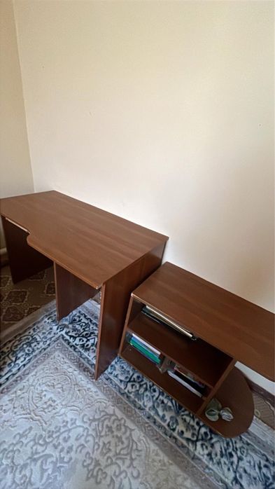 Комьютерный стол с отдельной полкой