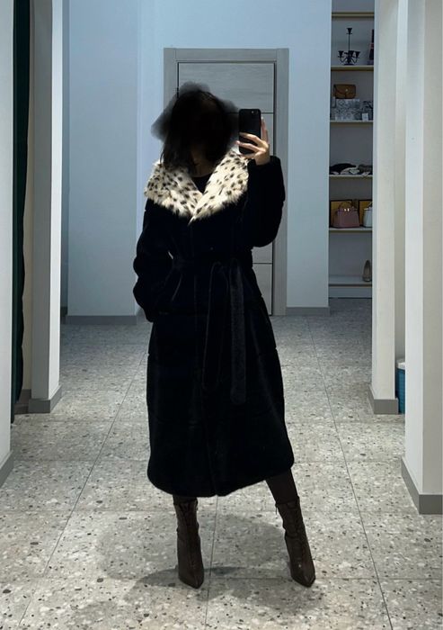 Продается шуба в черном цвете