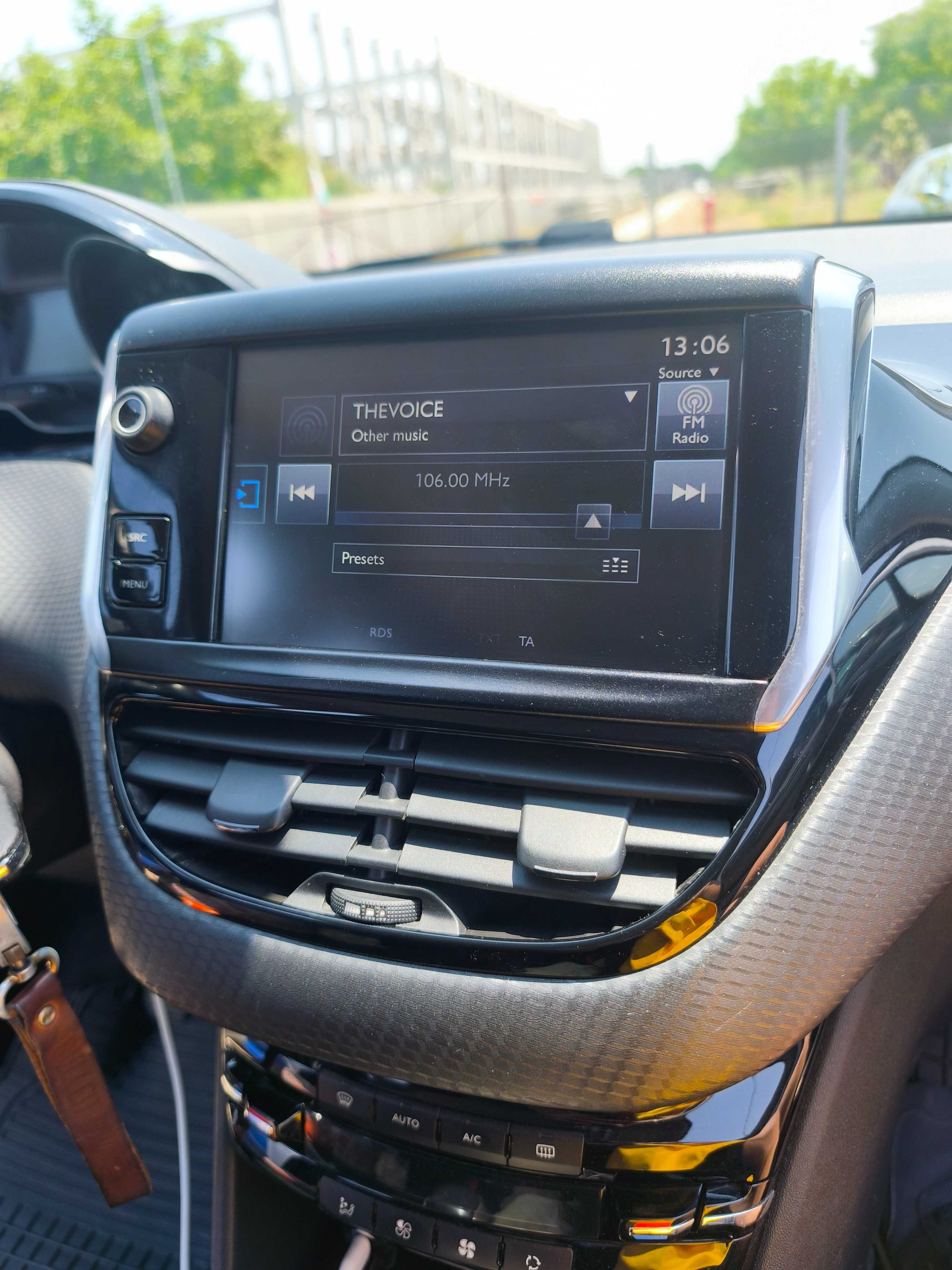 Автомобил Peugeot 2008
