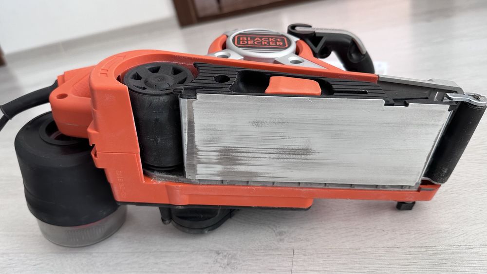 Slefuitor cu banda Black Decker