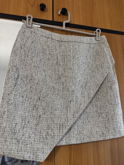 Fustă H&M stil wrap – elegantă și versatilă