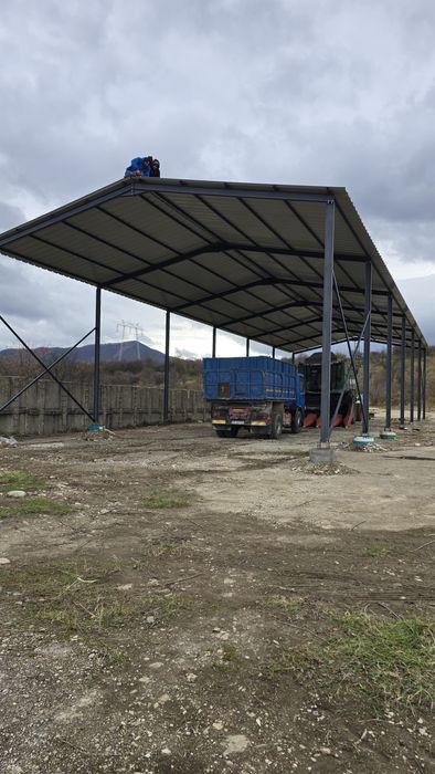 Vand hale metalice la preț corect