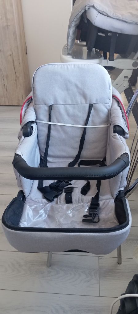 Vând cărucior cu tot cu scoica