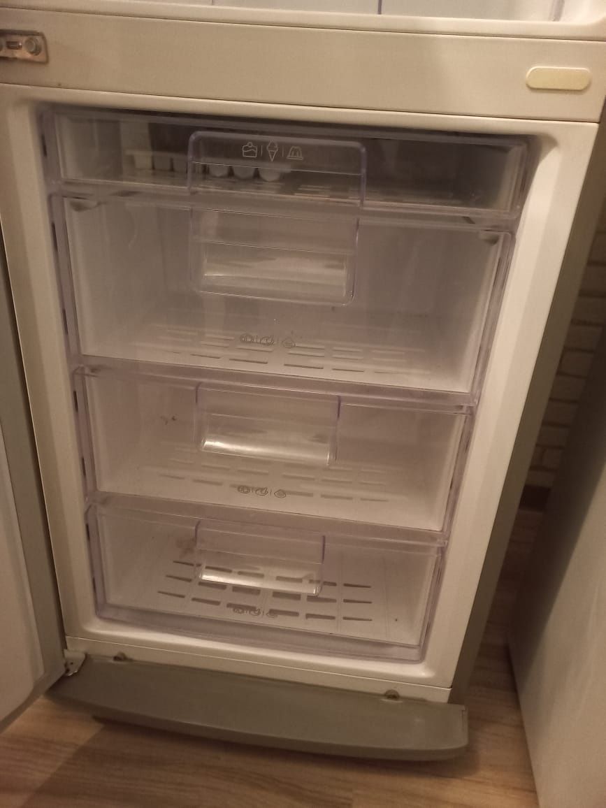 Продам холодильник 2-х камерный LG