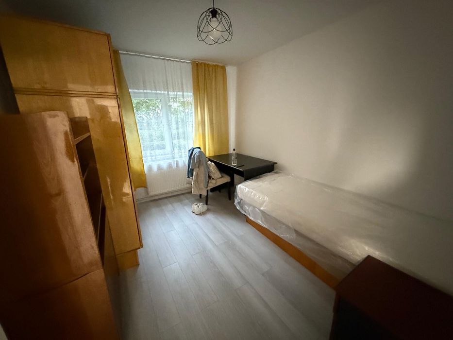 Dau in chirie apartament cu trei camere decomandat.