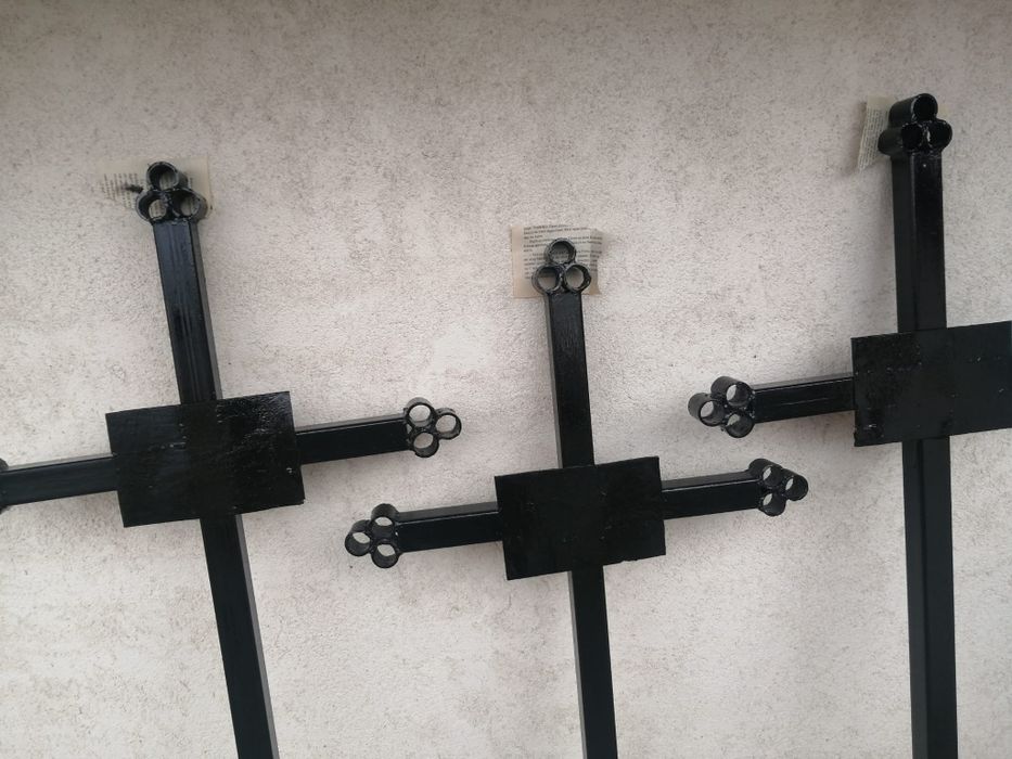 Cruce funerară metalică