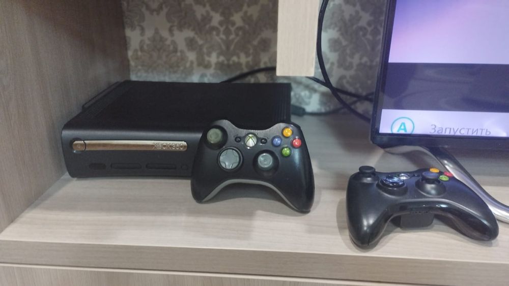 XBOX 360 Прошитый ,с двумя беспроводными джойстиками, и кинект ,игры
