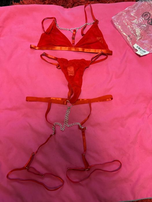 Set lenjerie intimă roșie – nou, complet, potrivit pentru craciun