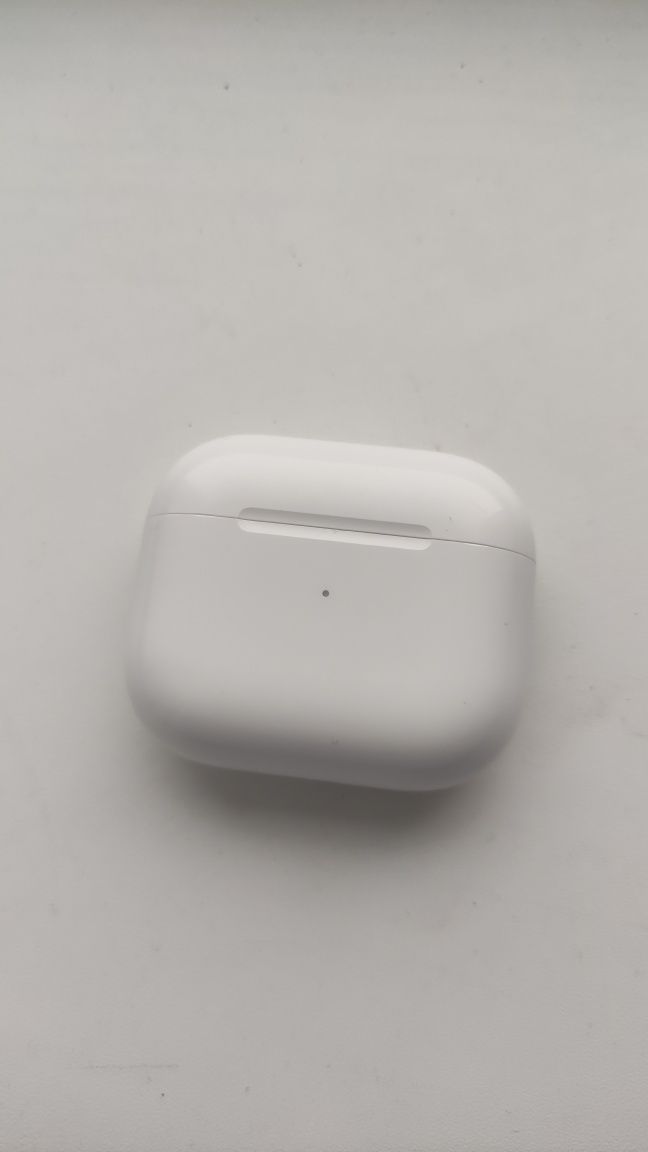 Продам оригинал кейс от Airpods 3