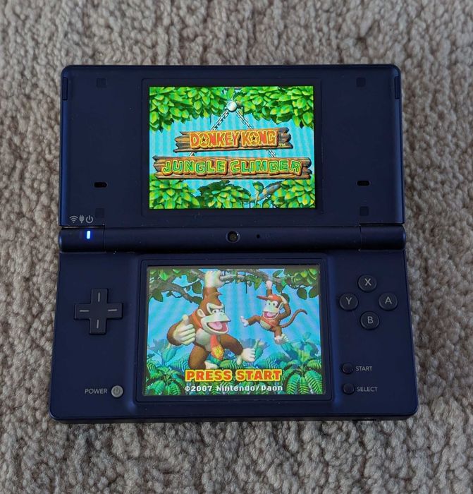Consola joc Nintendo DSi modat + incarcator, stare buna de funcționare