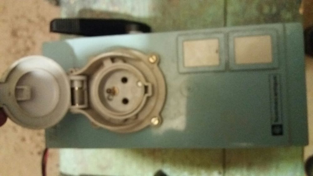 cutie cu separator de sarcina si priza