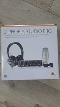 VAND Interfata audio Behringer U-Phoria UMC202HD si microfon Behringer