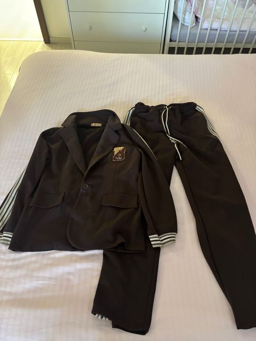 Костюм в кафяв цвят