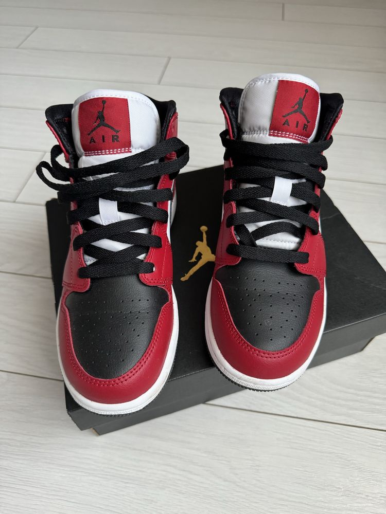 Vând Jordan 1 Mid