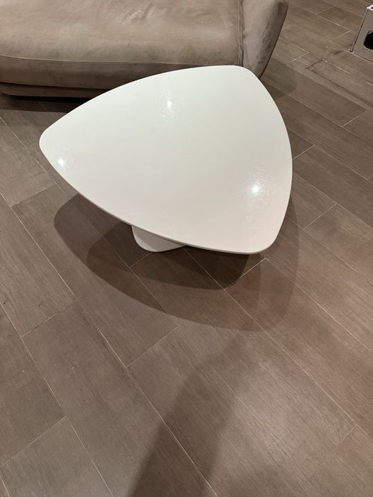 Малка холна бяла масичка