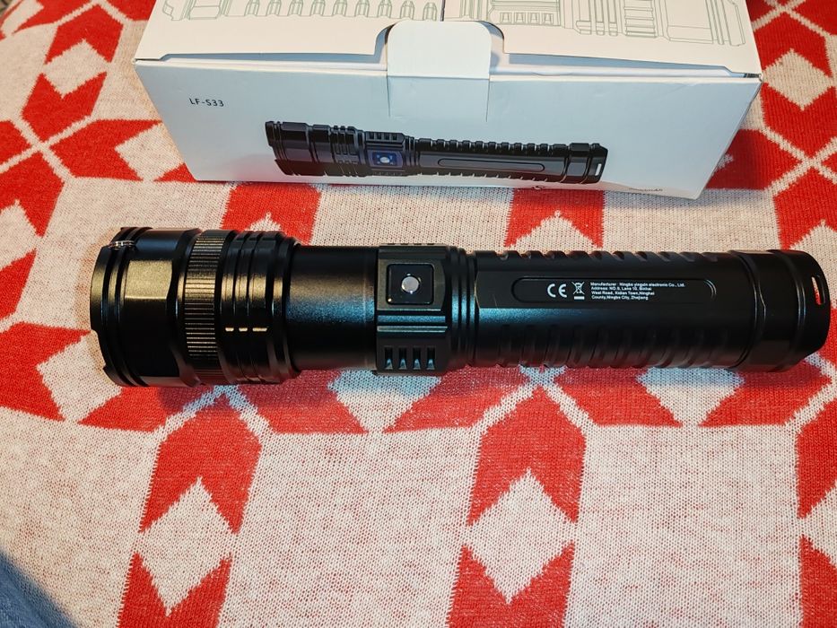 Lanternă LED ultra-luminoasă de 100.000 lumeni REALI