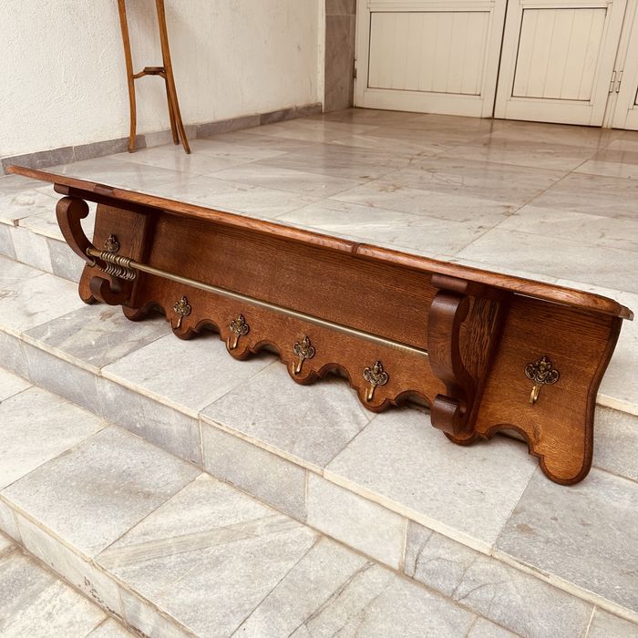 Винтидж дървен стенен рафт с месингови закачалки – класически стил