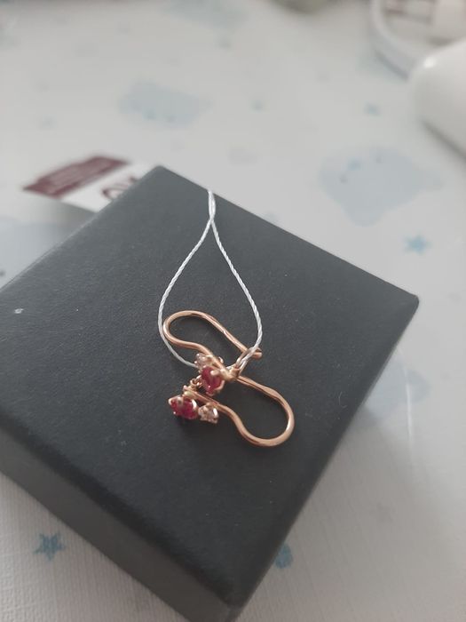 Продам золотые серьги