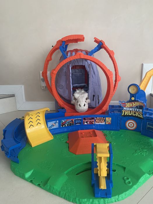 Hot Wheels Monster Trucks T-Rex Volcano