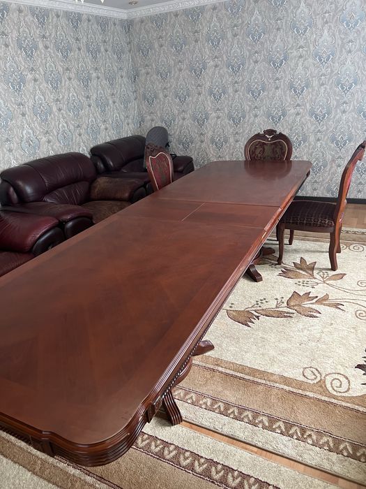 Стол деревянный в комплекте 12 стульев