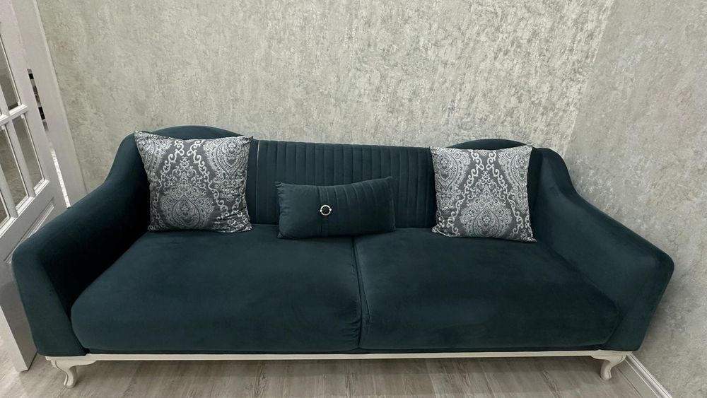 Диван. Почти новый. Купили год назад. Продаем в связи переездом.