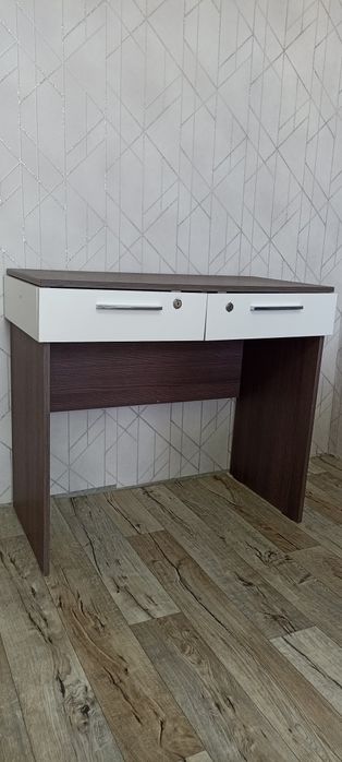 Продам стол с выдвижными ящиками