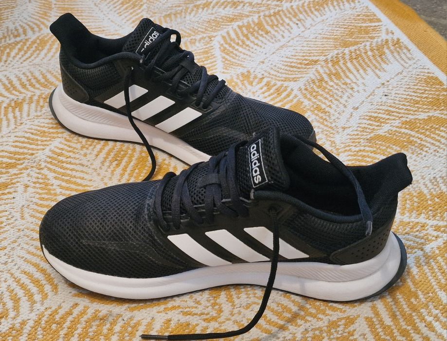 Adidas - marimea 41 1/3 - Stare foarte buna