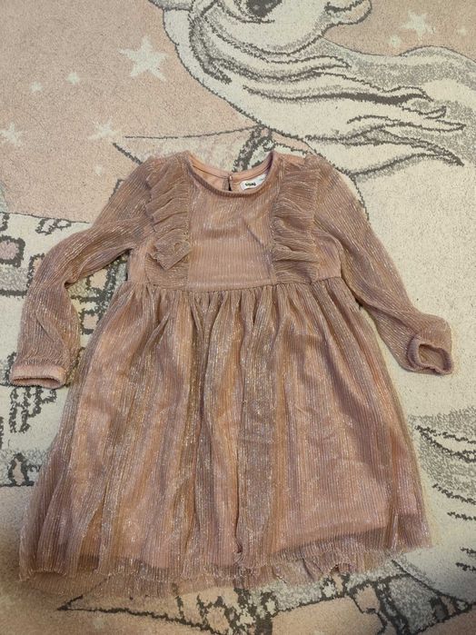 Подарявам дрехи за 2-3 години якета и рокля, лично предаване