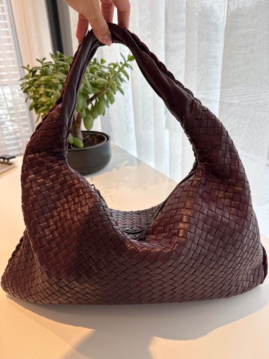 Дамска чанта в модерният Бордо цвят на Bottega Beneta