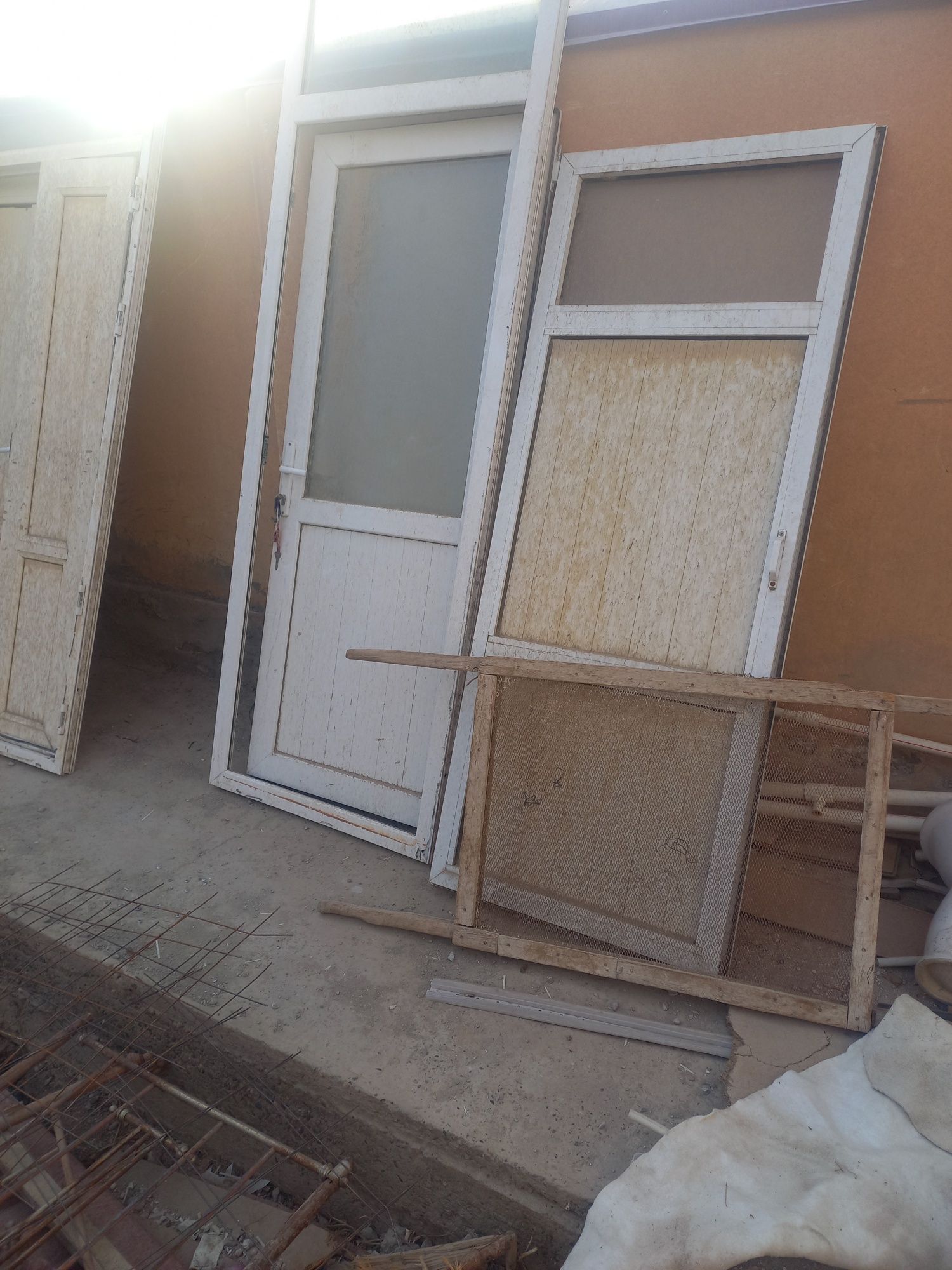 Alutex:eshik.katta deraza.3ta kichkina deraza