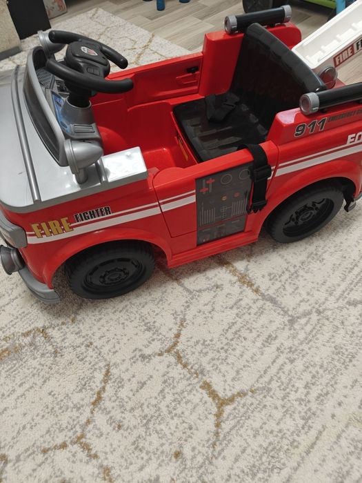 Vând mașina electrică de pompieri aproape noua
