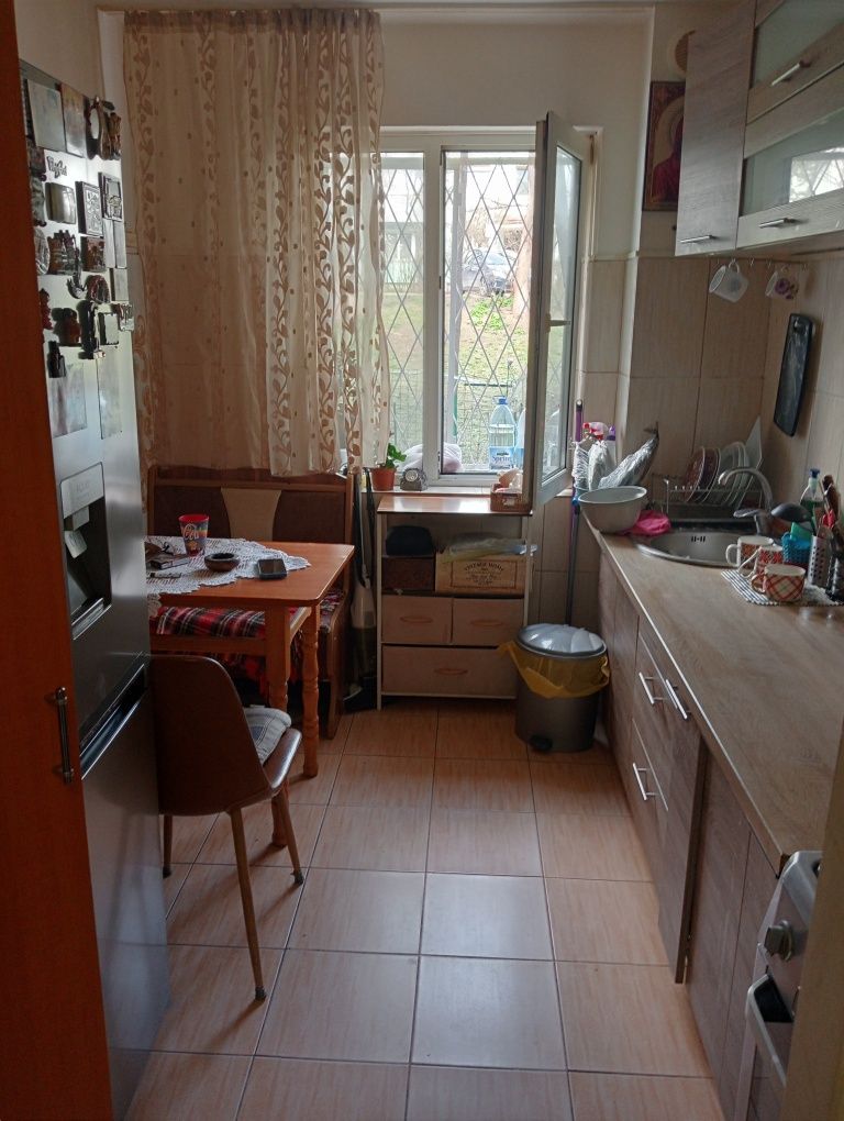 Închiriez apartament cu 2 camere