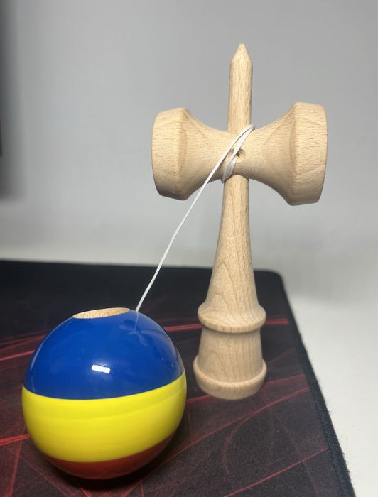 Kendama Romania - Bila Lucioasa (CUTIE + Ață de rezervă)