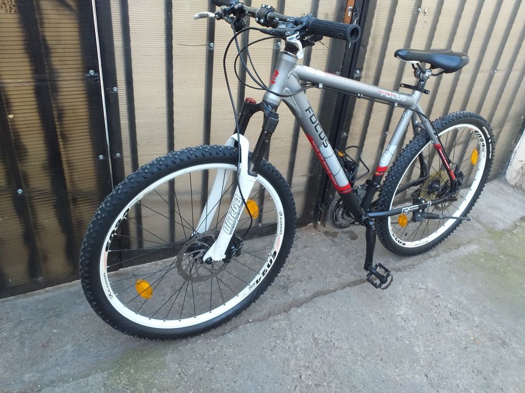 Bicicleta Focus roți pe 26 cu 27 de viteze hidraulic cu blocaj în furc