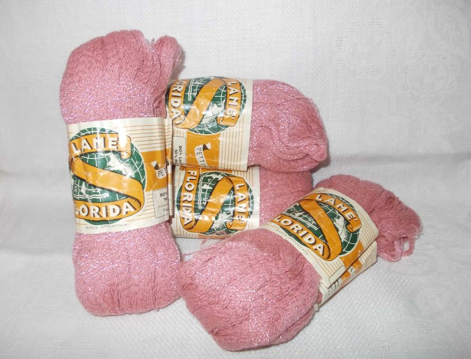 Розовая пряжа с люрексом.