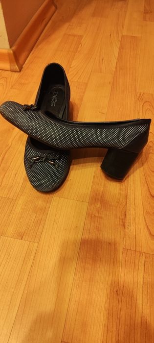 Обувки N38, малко носени, без забележки.