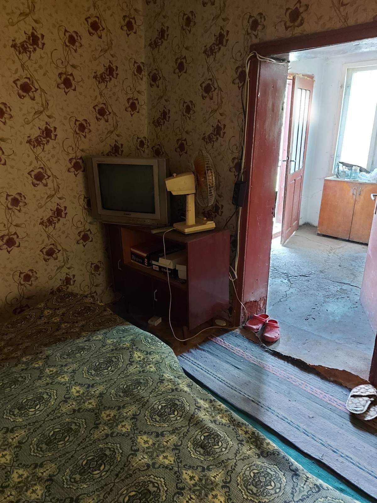 Двуетажна къща с 3500 кв. м. земя