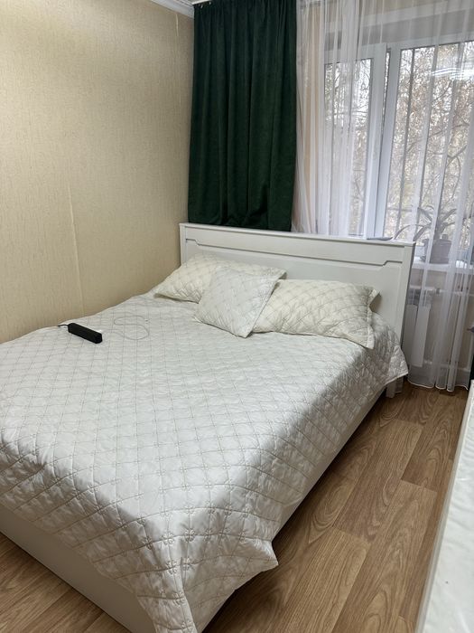 продам кровать двухспальную с матрасом