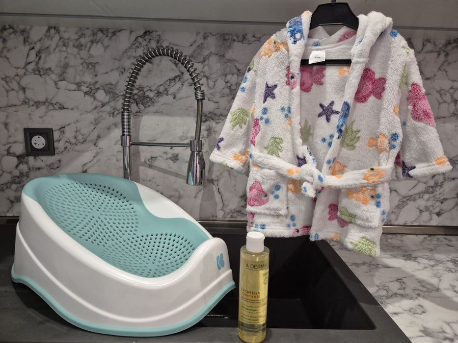 Подложка за вана + халат + хигиеннен продукт A-Derma