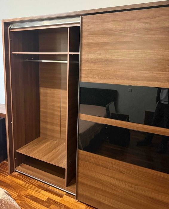 Dressing cu usi glisante; Sifonier cu rafturi si bara; Dulap cu polite