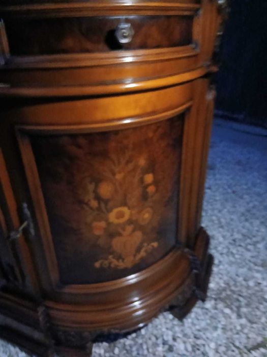 Vitrina Barocc pe Colt