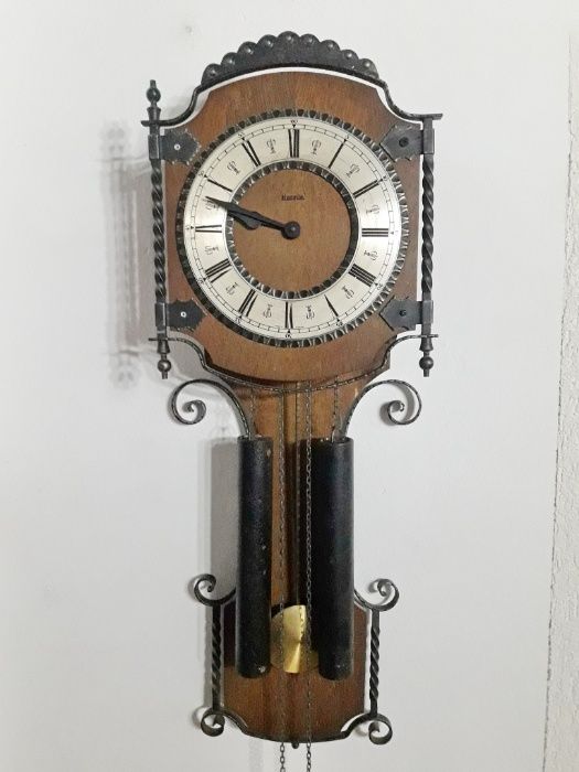 pendula de perete cu greutati