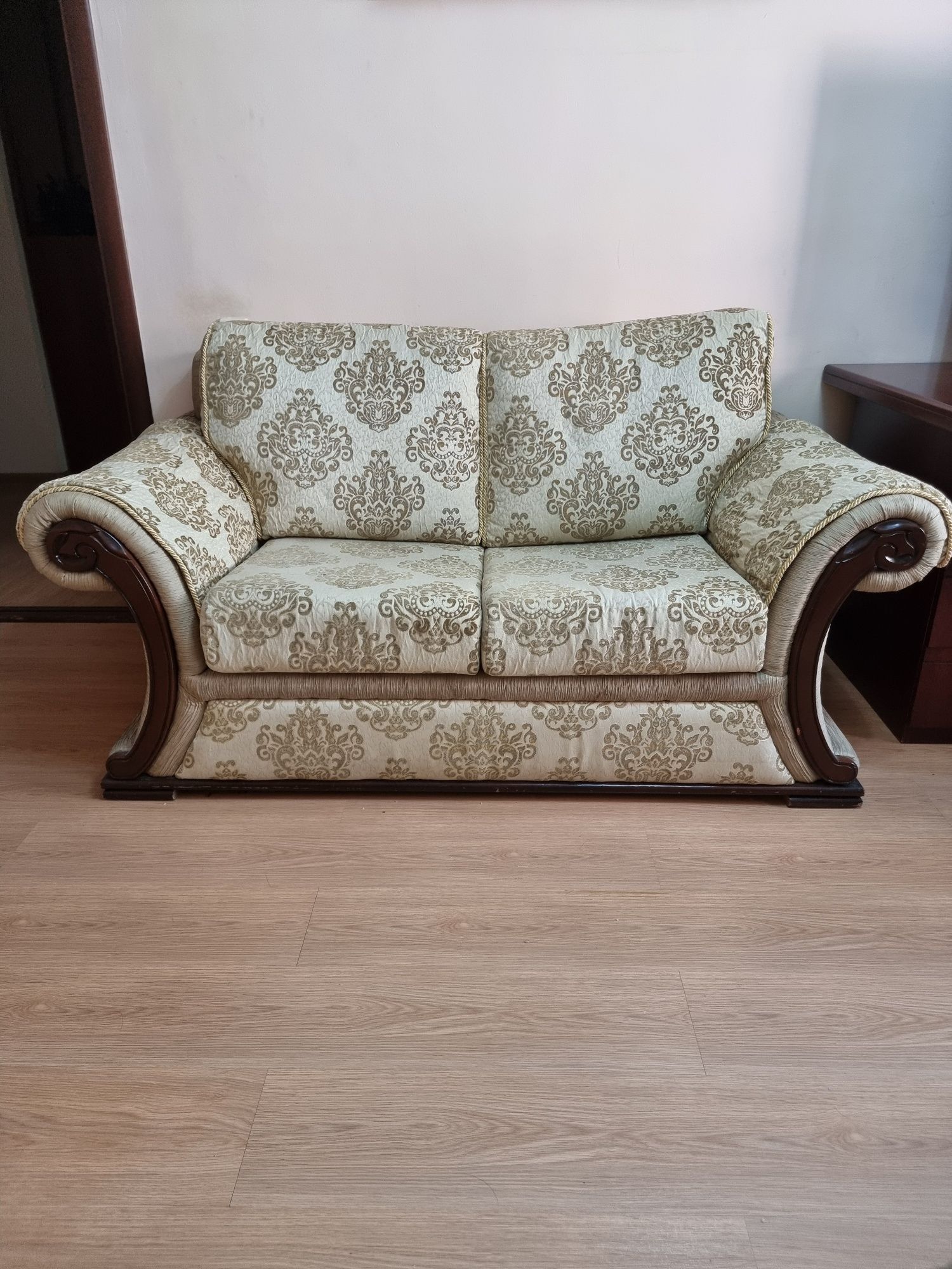 Срочно продам софу и кресло