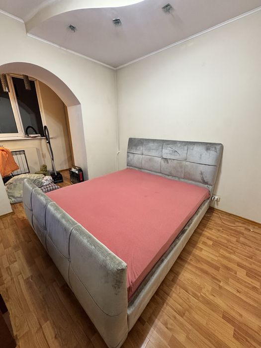 Двухспальная кровать с матрасом 200 × 180 см