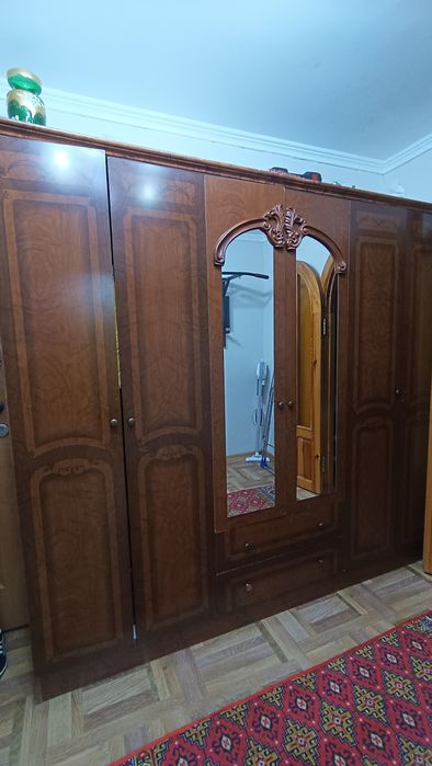 Продам распашной шкаф не дорого! Есть зеркала. Вместительный.