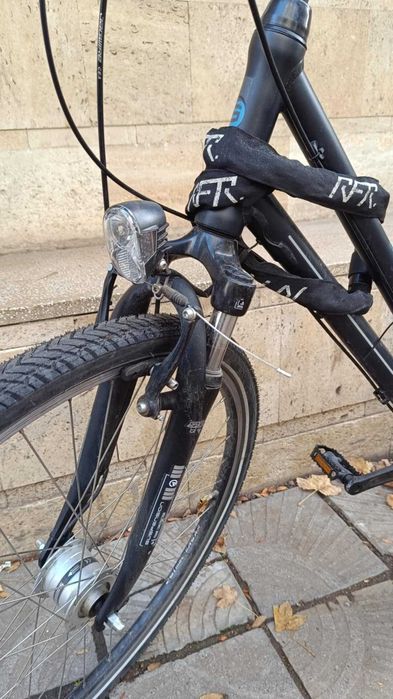 Черно градско колело с хубави гуми и светлини