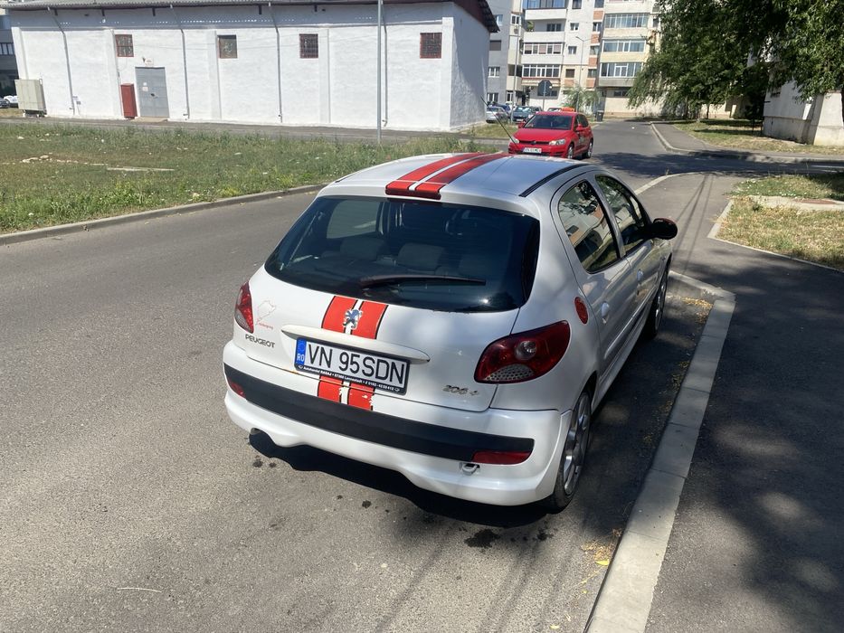 Peugeot 206+.