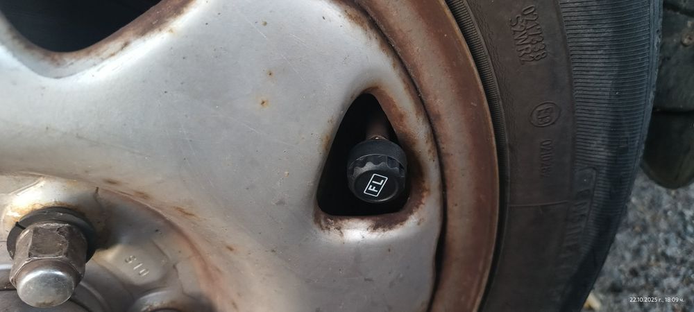 Соларна система за отчитане на налягането в гумите на автомобила