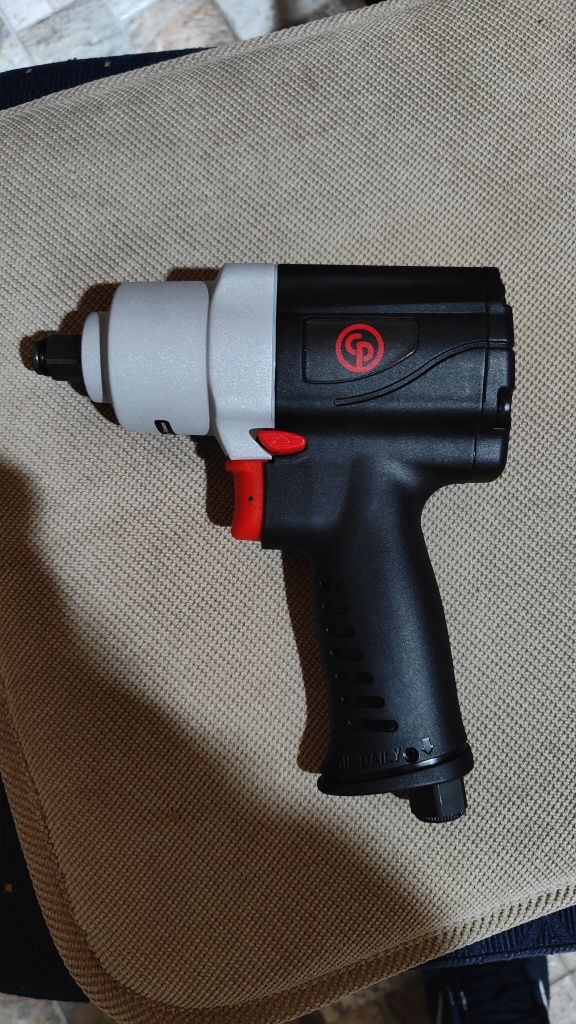 Pistol pneumatic cu inpact